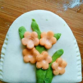 然后花朵底部抹水固定在树枝上