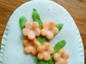 然后花朵底部抹水固定在树枝上