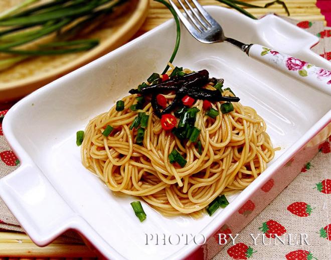 【熬葱油】：葱油拌面的灵魂！