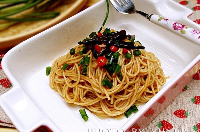 【熬葱油】：葱油拌面的灵魂！