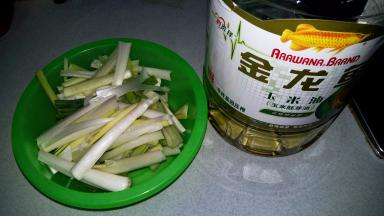 大葱洗净，控干水份，切大段；