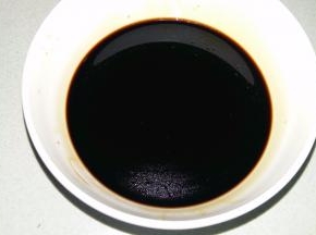 取一小碗，倒入生抽、老抽和白糖，搅拌均匀；