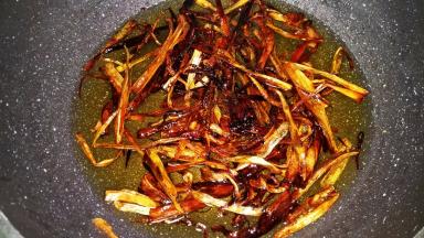 小火将葱段熬到焦黄，葱叶变枯；