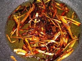 小火将葱段熬到焦黄，葱叶变枯；