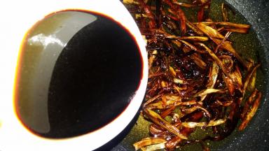 倒入调好的料汁；