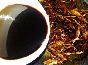 倒入调好的料汁；