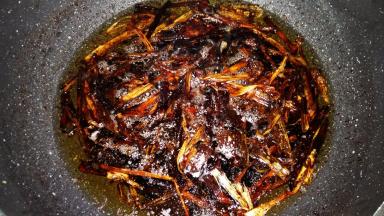 小火边煮边搅拌，直到酱汁冒大泡时，关火。放凉后装瓶。不喜欢葱叶可捞出来。