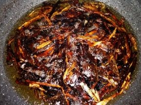 小火边煮边搅拌，直到酱汁冒大泡时，关火。放凉后装瓶。不喜欢葱叶可捞出来。