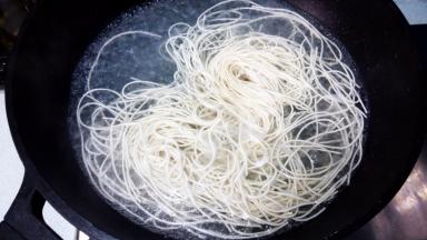 另起一锅，倒入适量水，烧开后，下挂面。中途加两次凉水，再次煮开。将面条捞出。不喜欢热的的可以过下凉水。浇上熬好的葱油，拌匀开吃吧。