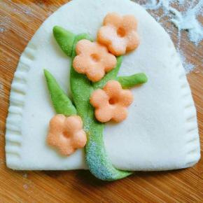 花朵用筷子轻轻摁出花芯，花朵会更漂亮也会固定的更牢固