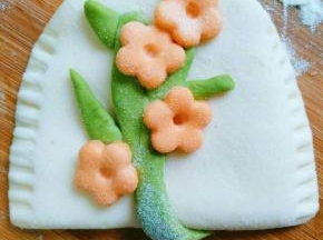 花朵用筷子轻轻摁出花芯，花朵会更漂亮也会固定的更牢固