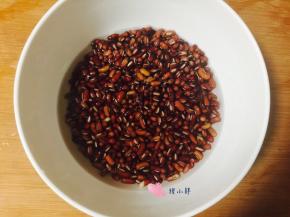 浸泡一夜后的红豆，可以看下对比