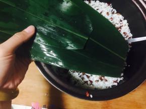 拿出两张粽叶，剪掉头部