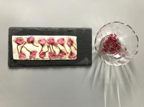 用纸巾控干水分，留出12朵作装饰用，其余切碎备用。