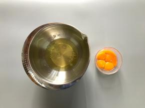 蛋白放入无油无水干净的盆里。