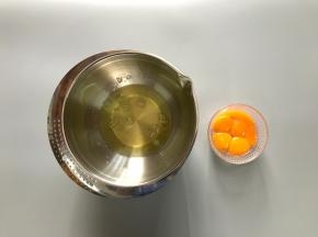 蛋白放入无油无水干净的盆里。