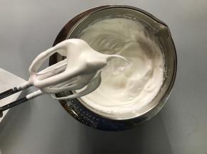 蛋白中滴入几滴柠檬汁和盐，细砂糖分三次加入，湿性打发即可。