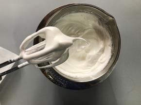 蛋白中滴入几滴柠檬汁和盐，细砂糖分三次加入，湿性打发即可。