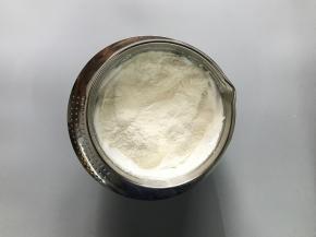 将混合好的粉类轻铺于蛋白霜上。