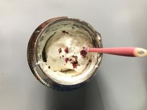 切拌手法快速拌匀。加入切碎的樱花。