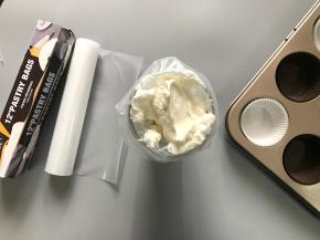 将完成好的面糊装进学厨裱花袋内。