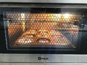 放进事先150度预热好的烤箱内，烘烤20分钟左右。