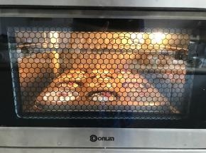 放进事先150度预热好的烤箱内，烘烤20分钟左右。