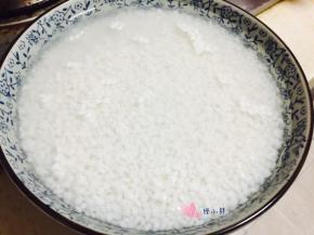 糯米加水，浸泡一夜