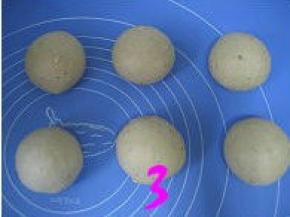 发酵好的面团排气、分割六等份，分别滚圆，盖上保鲜膜松驰十五分钟；