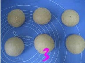 发酵好的面团排气、分割六等份，分别滚圆，盖上保鲜膜松驰十五分钟；