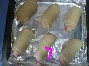 放入烤盘，盖上保鲜膜放温暖处发酵；