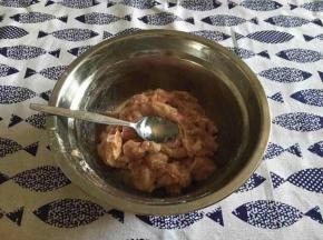 上好浆后放1小勺油，抓匀，腌制10分钟左右，然后备用。
封油的作用是为了锁住肉肉的水分，也是让肉肉嫩的小窍门，如果缺少了这步，上好浆的肉肉搁置时间稍长一会儿就会渗出水来脱浆。