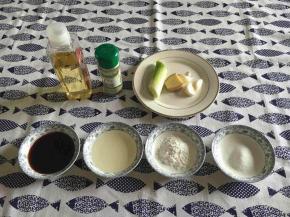 辅助食材：葱、姜、蒜、生抽、料酒、白胡椒粉、盐、淀粉、炒菜油，还有半小勺的老抽。