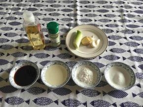 辅助食材：葱、姜、蒜、生抽、料酒、白胡椒粉、盐、淀粉、炒菜油，还有半小勺的老抽。