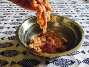 要反复多抓几遍，以便上浆均匀。
以把肉片提起，轻轻的松开手，肉片能滑下来为好。
肉片上浆一定是薄浆。