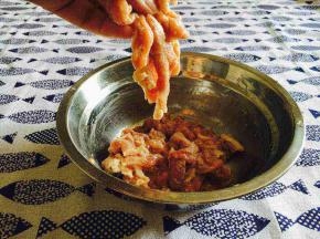 要反复多抓几遍，以便上浆均匀。
以把肉片提起，轻轻的松开手，肉片能滑下来为好。
肉片上浆一定是薄浆。