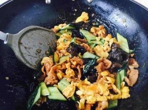 倒入备好的木耳、鸡蛋，黄瓜，迅速翻炒均匀，确定一下适合你的口味即可出锅。
