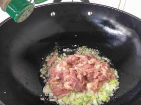 放入肉片，尽量让肉均匀的摊开在锅里，这时先别炒，先放少许白胡椒粉，待肉片稍稍定型开始翻炒。
这是炒肉的小窍门，大家一定记住喽，在你放胡椒粉的片刻功夫肉肉就定型啦，你再翻炒就不会扒锅啦。
白胡椒粉和油直接接触能充分产生香气，充分发挥其作用。