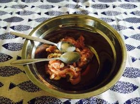 肉片洗干净，放少许生抽、少许盐、少许白胡椒粉、少许料酒抓匀入味。