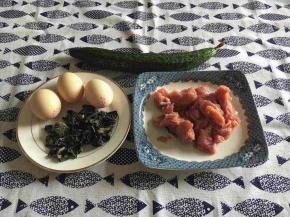 主食材：猪肉片（梅花肉）、鸡蛋、木耳、黄瓜