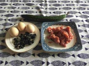 主食材：猪肉片（梅花肉）、鸡蛋、木耳、黄瓜