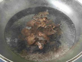 木耳提前半个小时用温水泡发好，清洗干净，锅里放水，水开后放木耳，煮约2～3分钟，捞出后过凉水，沥干水分备用。