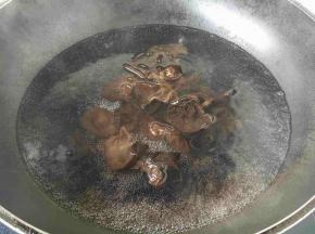 木耳提前半个小时用温水泡发好，清洗干净，锅里放水，水开后放木耳，煮约2～3分钟，捞出后过凉水，沥干水分备用。