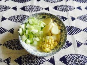 葱切花，姜切米，蒜切片。