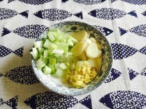 葱切花，姜切米，蒜切片。