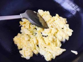 热锅热油把鸡蛋炒熟。
鸡蛋磕开加1小勺水打散，这样做是为了炒出的鸡蛋嫩滑。
炒鸡蛋的油要稍多点，我用了约30多克（4勺）的油，火要大，油要大，这样炒出的鸡蛋才蓬松。
掌握加水，大火、热锅、大油是炒鸡蛋的小窍门哦。