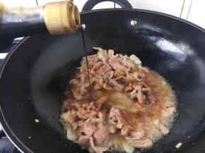 倒入3勺生抽，半小勺老抽，迅速翻炒。