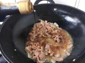 倒入3勺生抽，半小勺老抽，迅速翻炒。