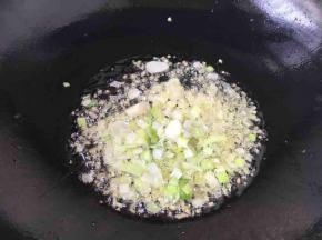 开大火置不粘锅，锅温热时放约30g（4勺）多的油，依次爆香蒜片姜米葱花。