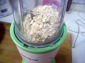 将快熟燕麦片用料理机打成碎末；